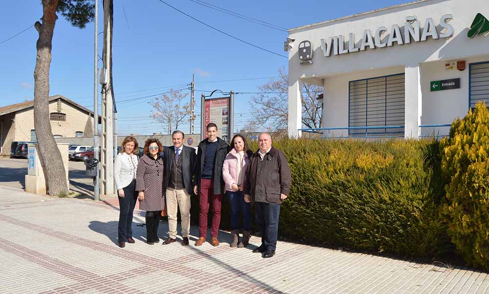 Gregorio, Tirado, Riolobos y Alía con concejales del PP en estación tren Villacañas - 140220