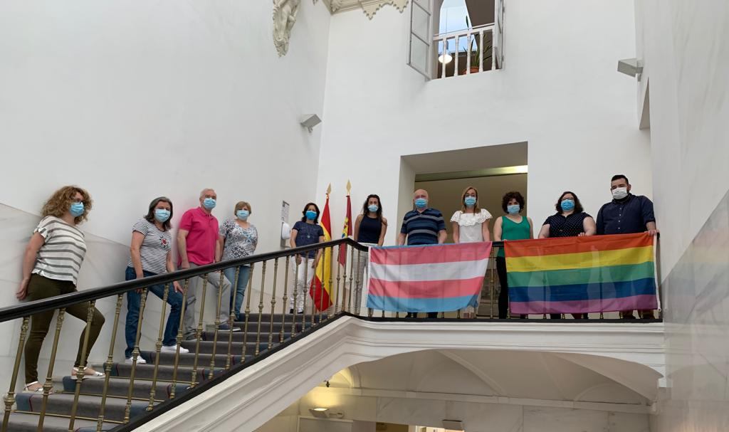 Bandera LGTBI en Casa Perona