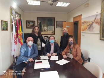 Firmando el convenio en el despacho de alcaldía del Ayuntamiento de Aldea del Rey