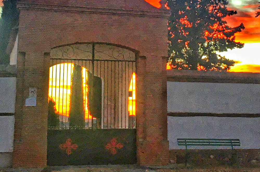 Fotografía realizada por E. Germán de la puerta de entrada al Cementerio Municipal de Calzada de Calatrava