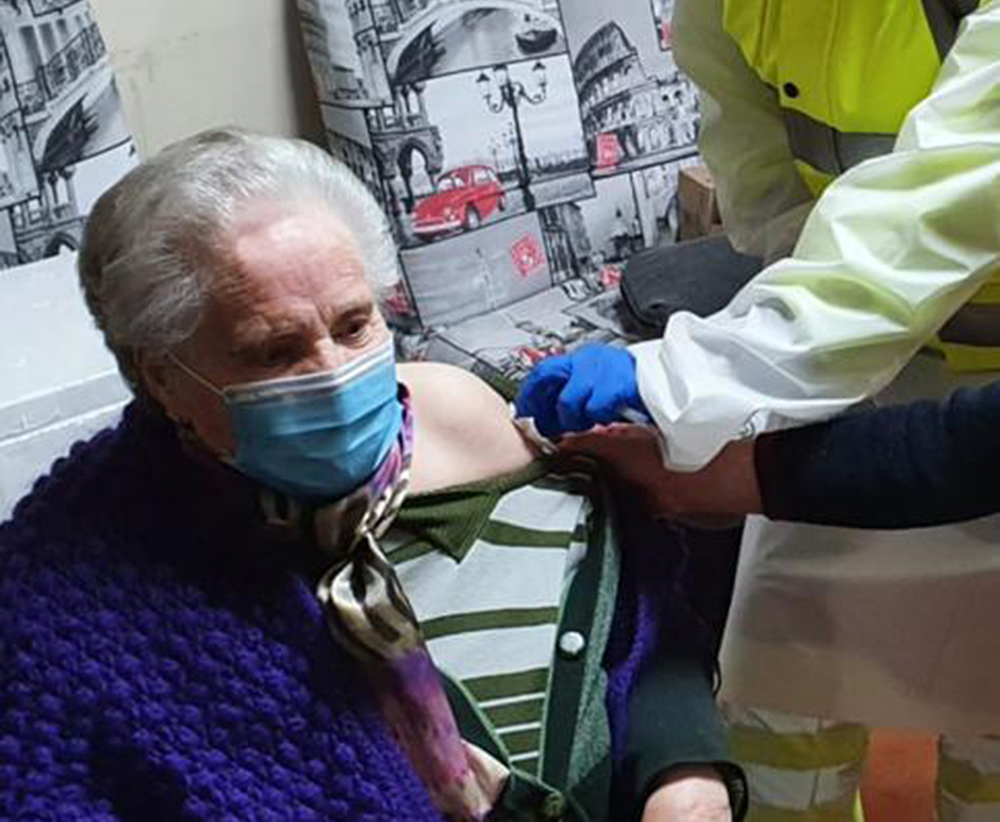 Inmaculada Sobrino Pardo de 91 años la primera de las residentes en vacunarse en Aldea del Rey