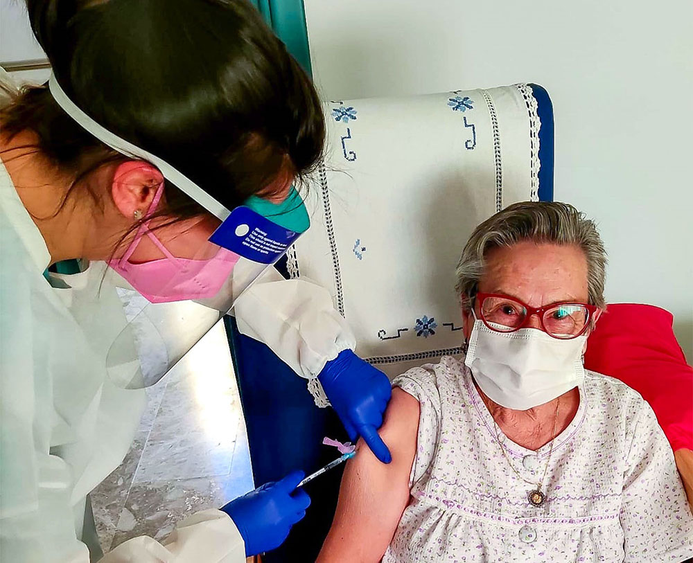 Una residente del centro rabanero, recibiendo ayer la dosis inicial de la vacuna contra la Covid-19