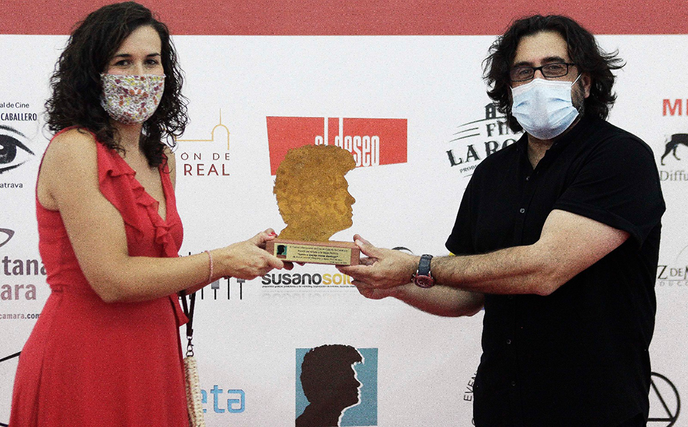 La alcaldesa de Calzada de Calatrava, Gema García Ríos junto a José Antonio Valencia mostrando el emblema del Festival