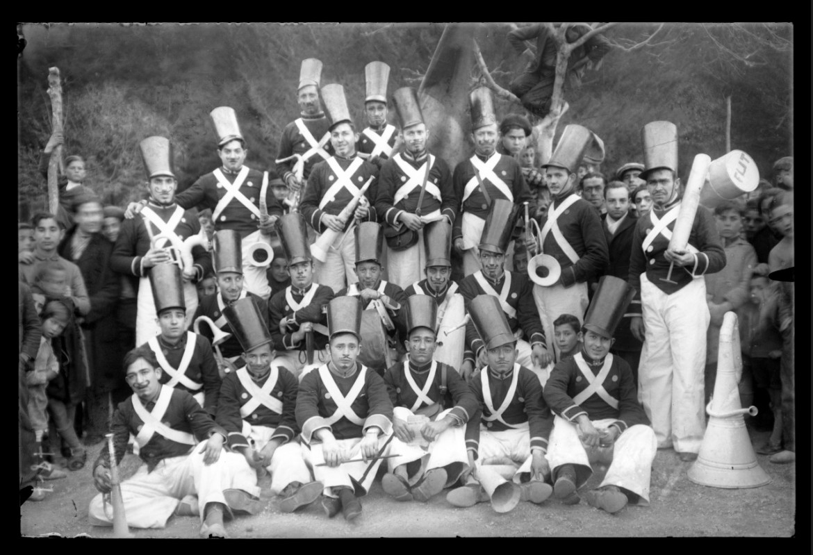 Retrato de una comparsa del carnaval de Albacete disfrazados de militares. 1935. Fondo Luis Escobar. AHP Toledo.