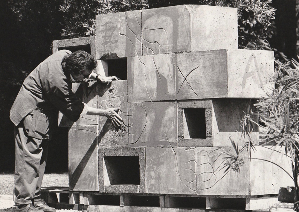 03. Antoni Tàpies trabajando en el taller de Hans Spinner en la escultura Composició (1991)