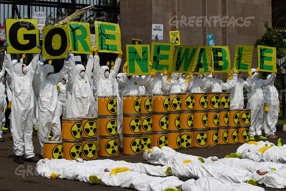 Aktivis Greenpeace saat menggelar aksi damai kreatif di depan gedung DPR, Jakarta, Jumat (13/3/2020).