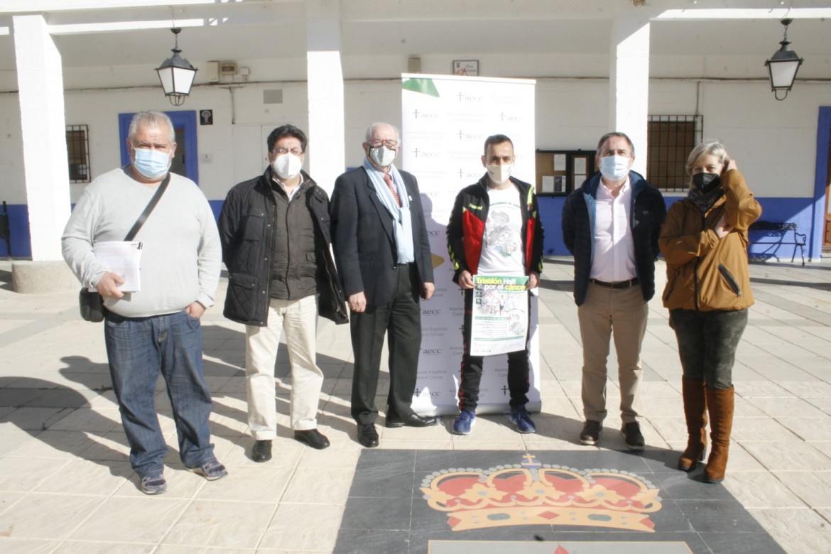 Foto de familia a las puertas del Ayuntamiento de Aldea del Rey