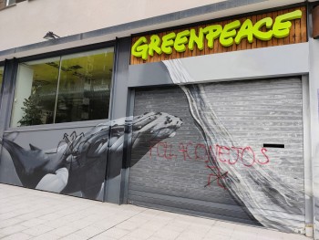 La sede de Greenpeace España aparece vandalizada con insultos y
