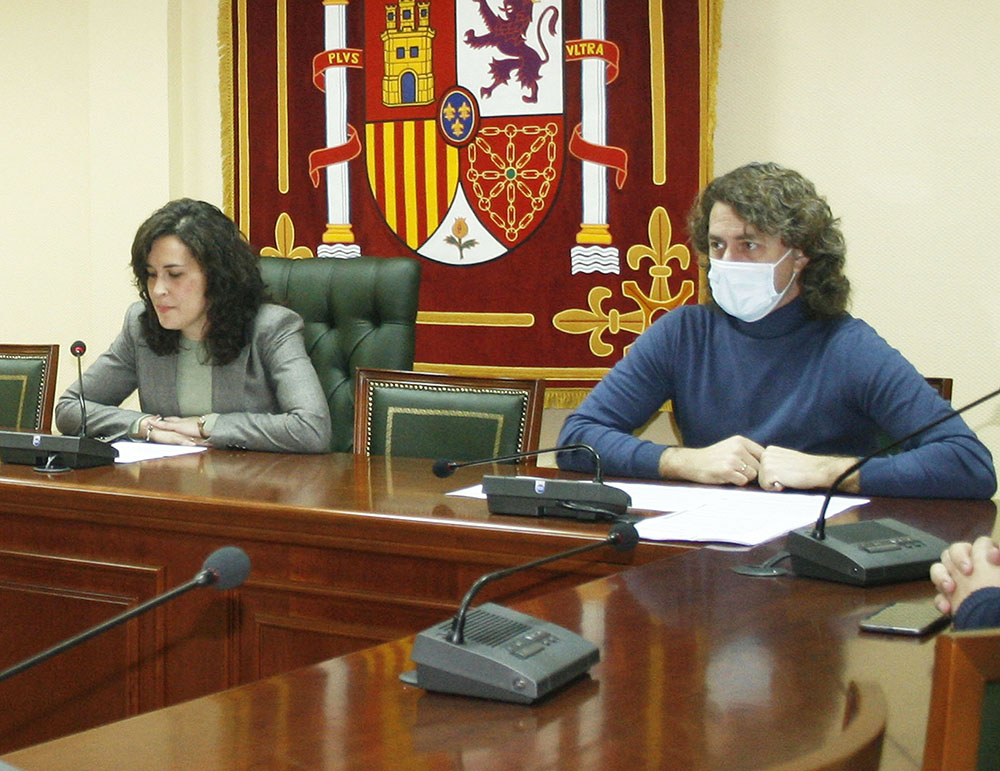 La alcaldesa de Calzada de Calatrava, Gema García Ríos y el concejal de Hacienda, Ramón Fernández Espinosa