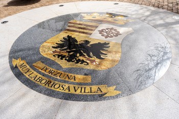 reforma plaza Porzuna, escudo