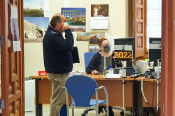 Antonio Moreno, en el momento de registrar las firmas y reivindicaciones en la Delegación de Sanidad de Ciudad Real