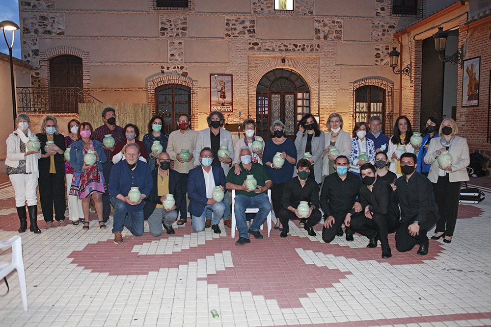 Foto de familia de participantes en el XII Encuentro Oretania de Poetas en Calzada de Calatrava