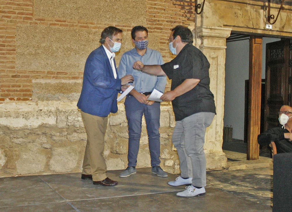 Imagen de archivo del alcalde de Aldea del Rey, junto al Vicepresidente de la Diputación entregando el premio al ganador del certamen