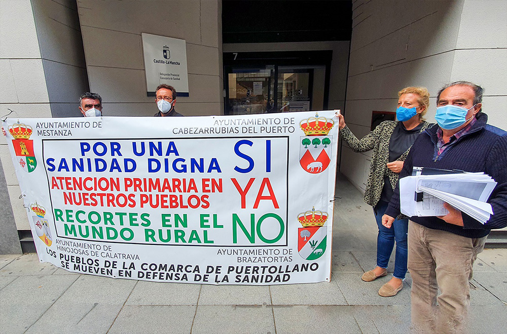 Tras la pancarta, Santiago Buendía y Pablo Toledano; a la derecha, Isabel Mora y Antonio Moreno