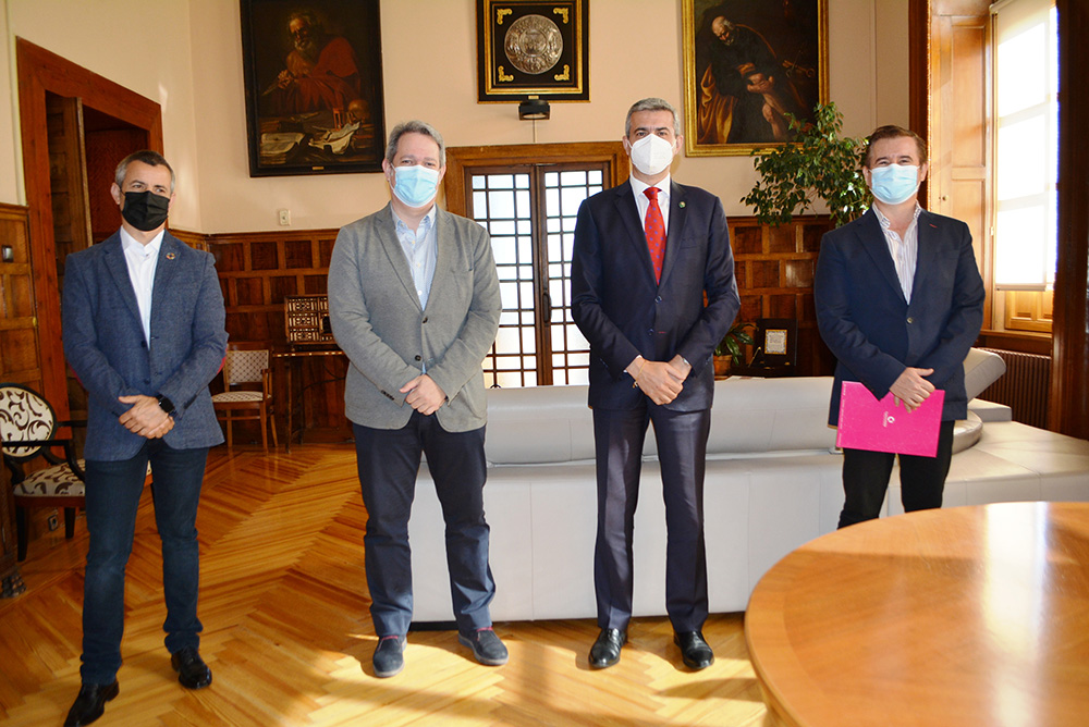 Álvaro Gutiérrez con los representantes de aotel clm. (1) JPG