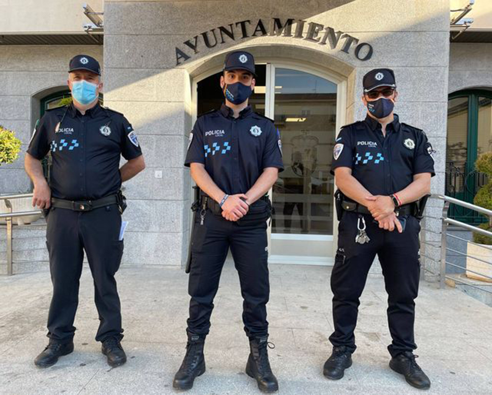 El agente Ángel Rubio Aldaria y compañeros posando en las puertas del ayuntamiento de Calzada de Calatrava