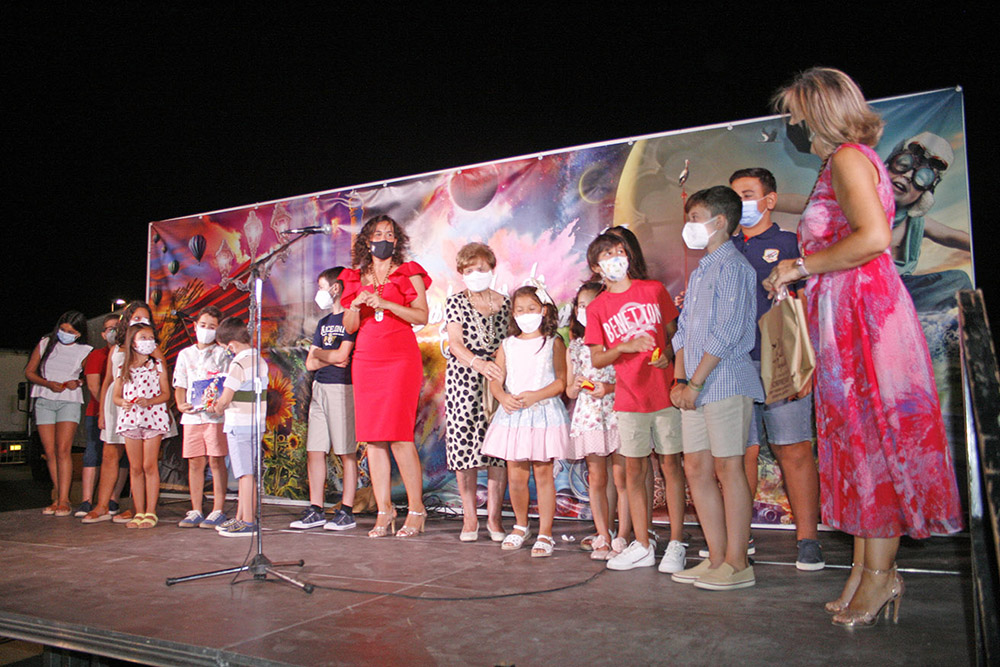 La alcaldesa de Calzada de Calatrava, Gema García Ríos, junto a los niños y niñas protagonistas de la inauguración