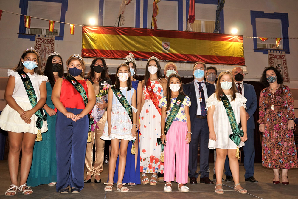 Foto de familia a las puertas del Ayuntamiento de Aldea del Rey, durante el acto de inauguración de las Fiestas Patronales
