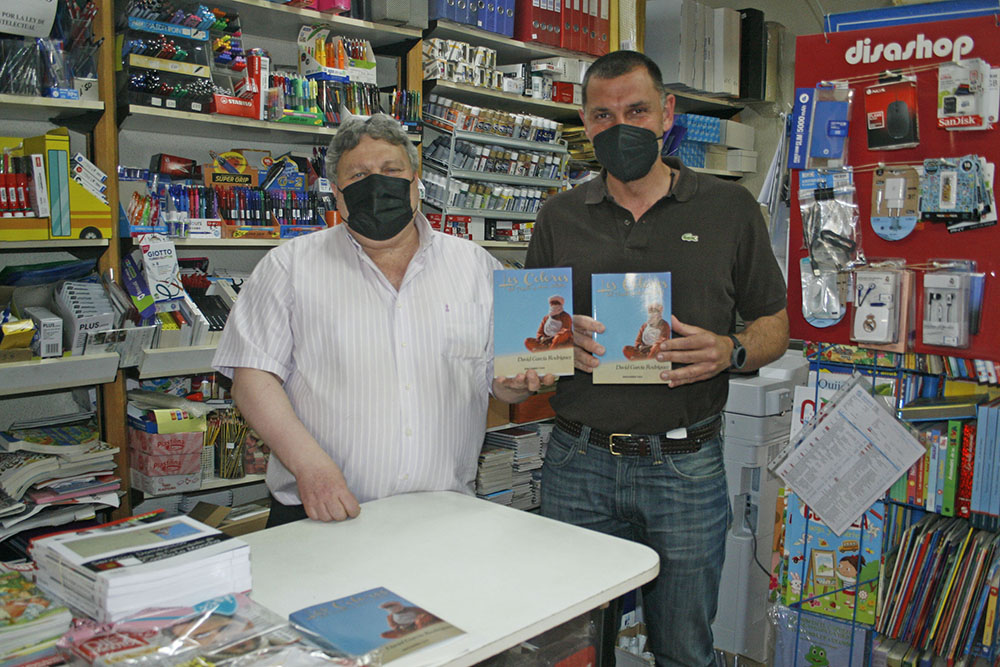 Javier Lozano y David García en Librería Delfos mostrando el libro Los Colores del Tassili