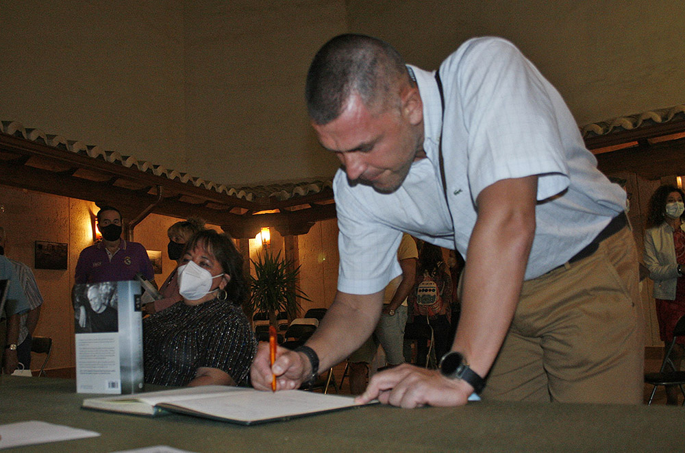 David García Rodríguez firmando en el libro de honor de la Casa de la Inquisición de Argamasilla de Calatrava