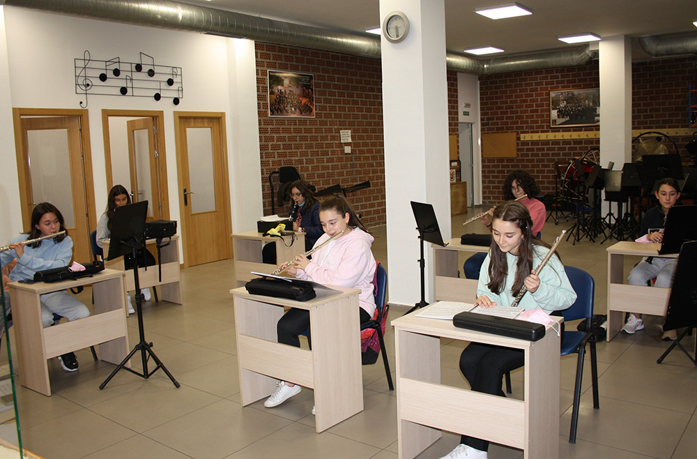 Escuela de Música, alumnas tocando