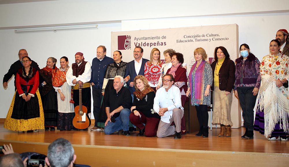 Foto de familia de los participantes en el recital poético Palabras de vino, celebrado en Valdepeñas