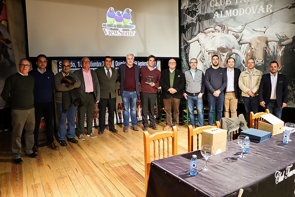 Posado final con miembros del Club Taurino, el alcalde y el concejal de Festejos