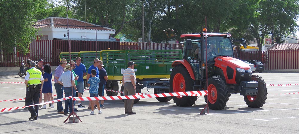 Concurso de habilidad en el manejo del tractor