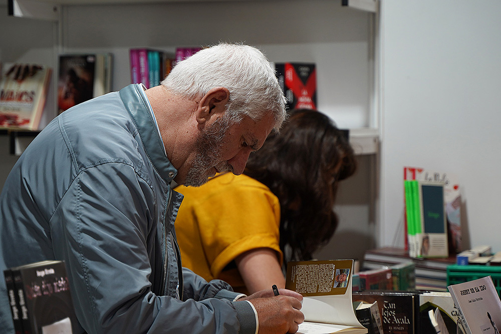 Juan Camacho firmando ejemplares de 'Y volverá el hombre' en la Feria del Libro de Bilbao
