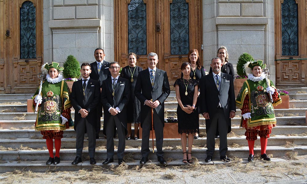 Álvaro Gutiñerrez con miembros de su Gobierno en la puerta de Diputación 26062022