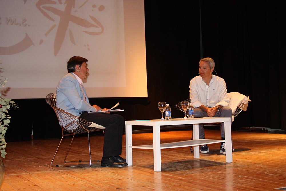 Encuentro literario, Vicente Vallés con presentador