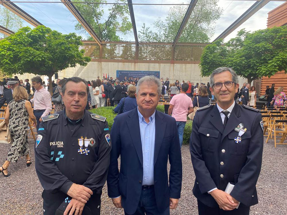 Reconocimiento Policías Locales ME, alcalde junto a homenajeados