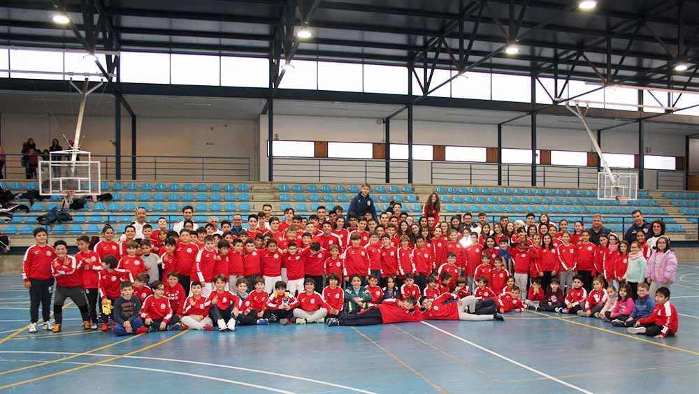 Escuelas Deportivas, foto grupo niños, monitores y autoridades