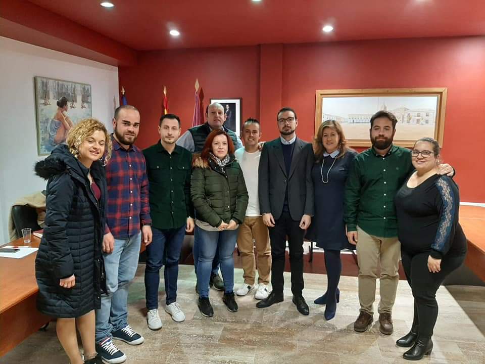 nuevo concejal Torralba junto a alcaldesa y otros integrantes de la corporación