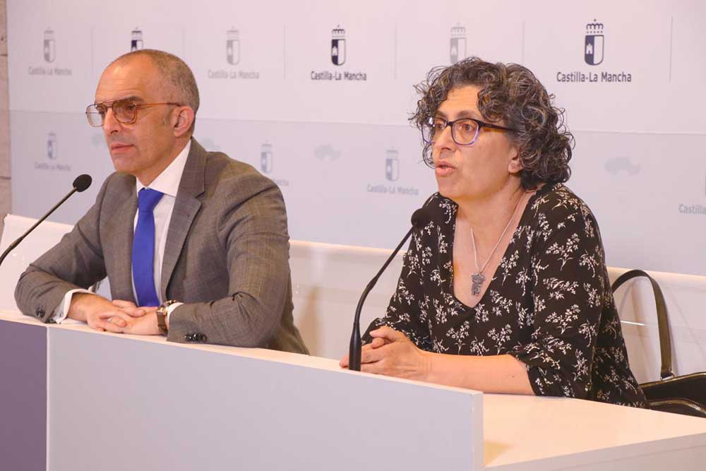la Consejería de Sanidad, Juan José Camacho, y la directora general de Atención Primaria del SESCAM, Natalia...