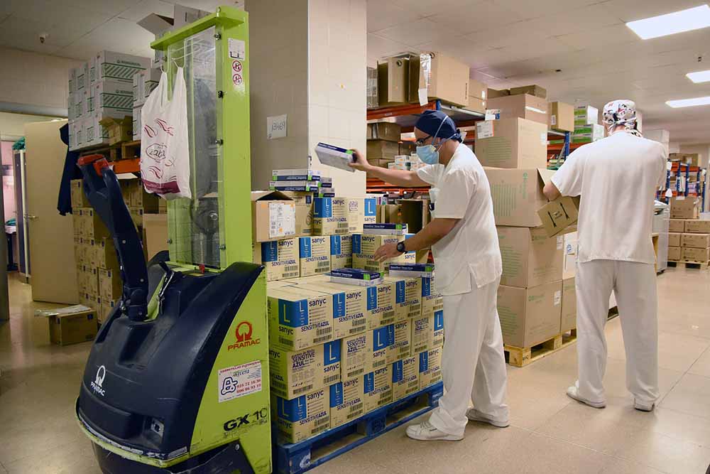 Recepción del envío de material de protección sanitaria hoy en el almacén H. Talavera