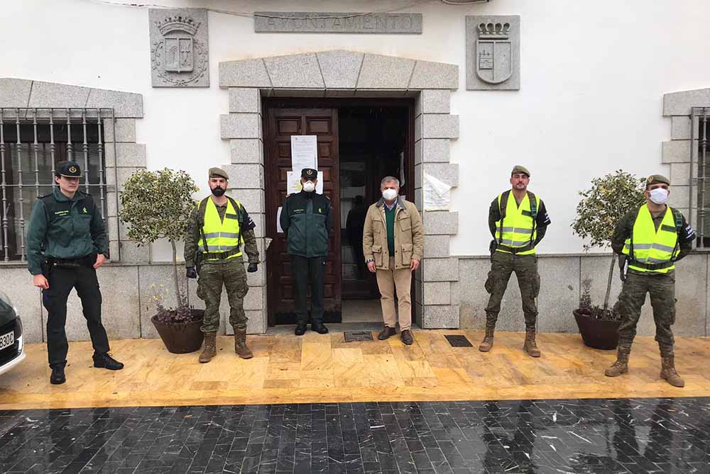 militares junto a alcalde y Guardia Civil