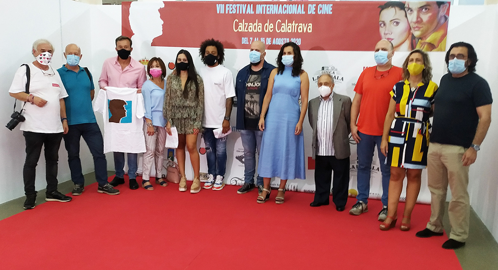 Autoridades y organizadores del VII Festival Internacional de Cine de Calzada de Calatrava junto al elenco de la película Urubú