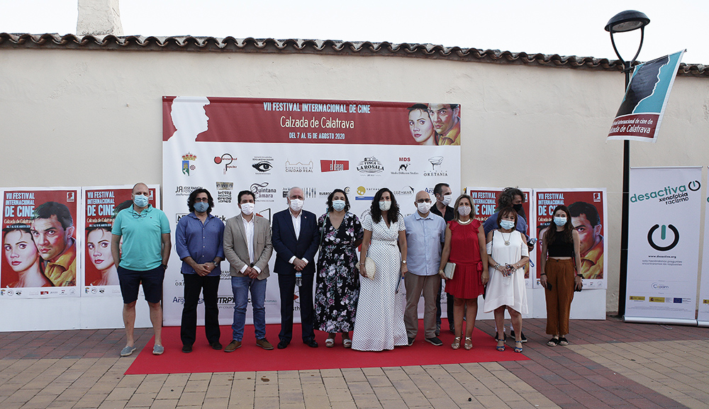 Autoridades y organizadores posando para la prensa en el photocall del VII Festival Internacional de Cine de Calzada de Calatrava