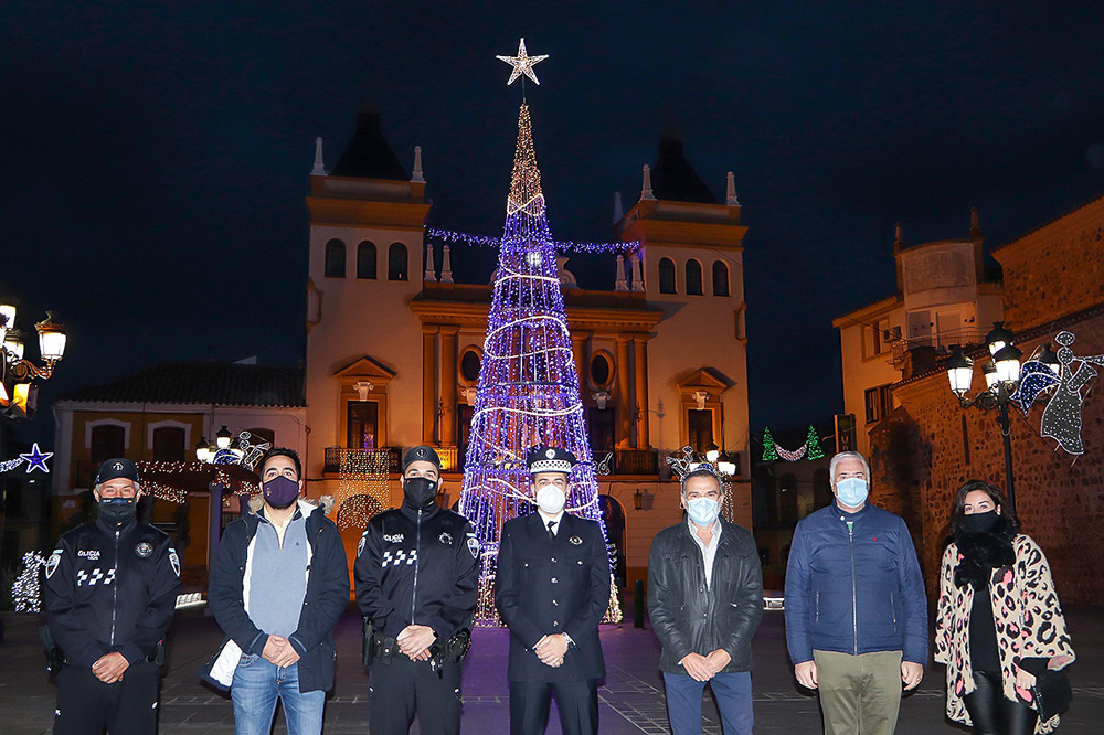 Efectivos policiales, responsable del Centro de Salud y autoridades municipales, en la Plaza Mayor tras el encendido de la iluminación navideña