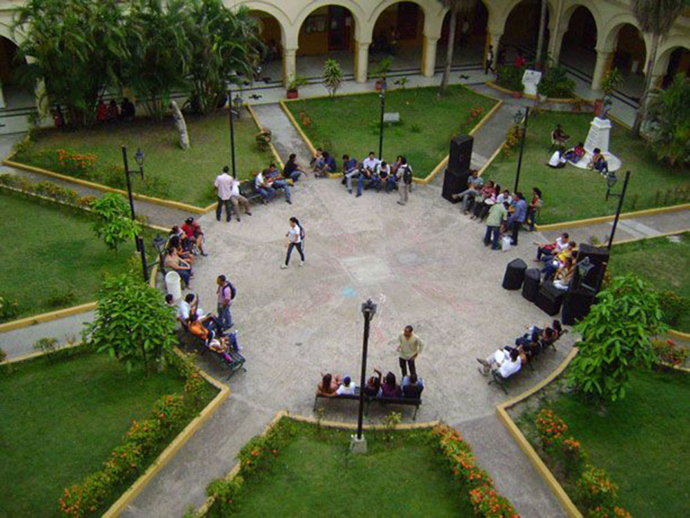 Plaza_central_de_la_Universidad_de_Cartagena,_sede_San_Agustín.