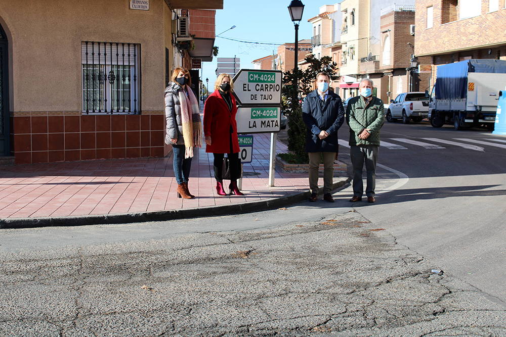 Guerrero con alcaldes de Santa Olalla y La Mata carretera que une los pueblos - 091220