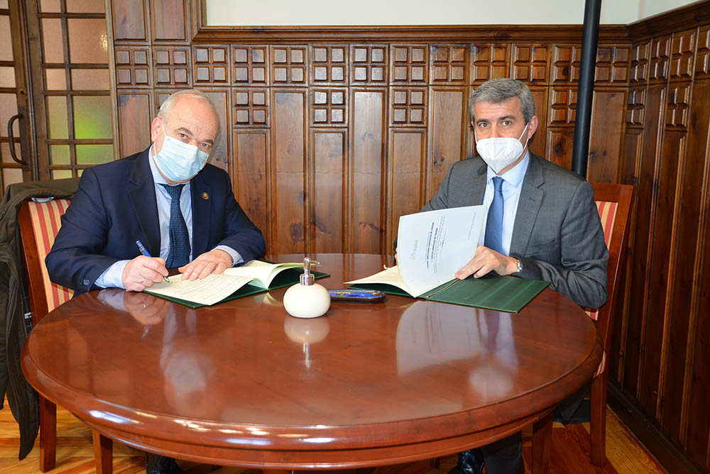 Álvaro Gutiérrez y Antonio Espíldora en la firma del convenio 2312020