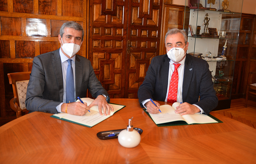 Álvaro Gutiérrez y Juan Carlos Santos en la firma del convenio 15122020