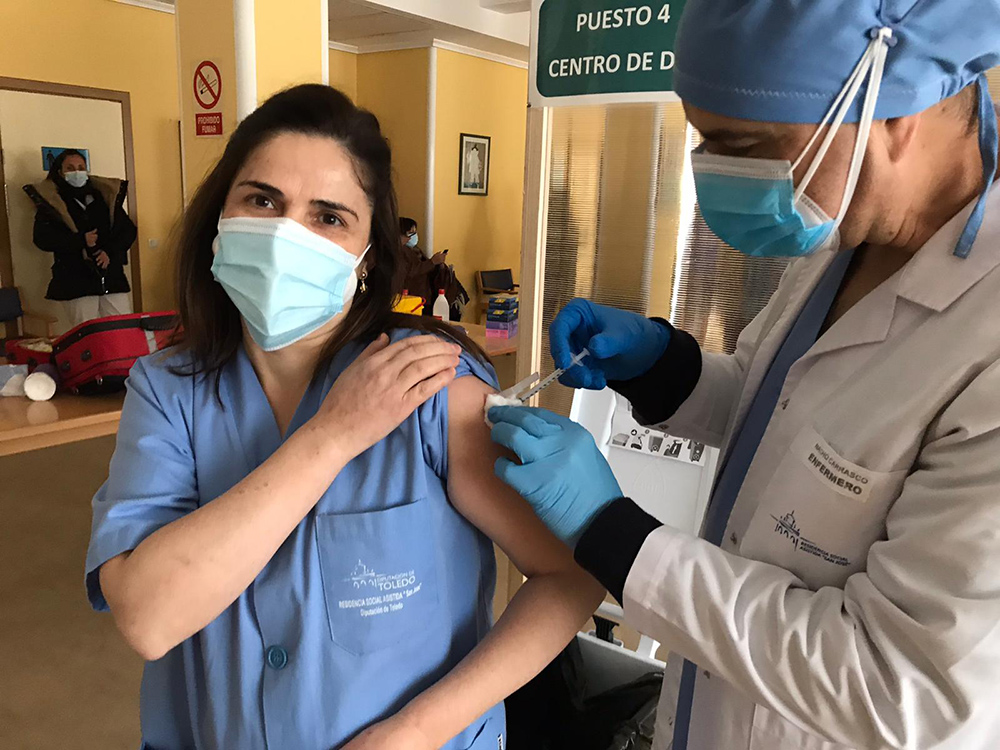 La enfermera Nuria Bodas recibe la vacuna 15012021
