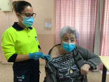 La residente Andrea Juanes recibe la vacuna en la RSA 15012021