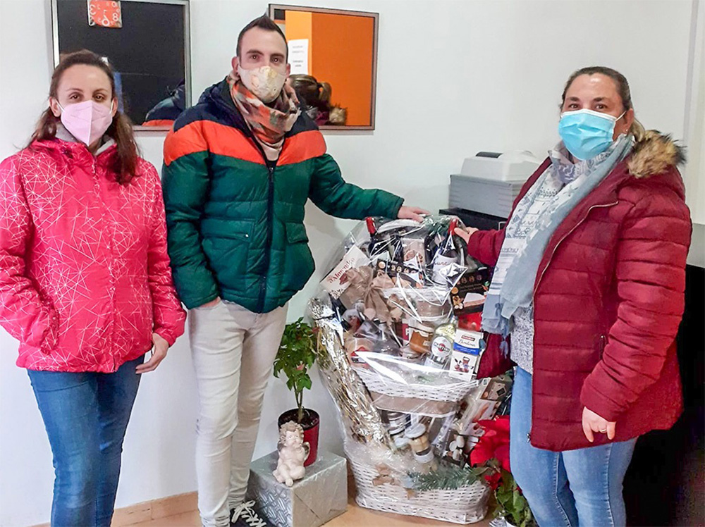 Momento de la entrega de la cesta navideña valorada en 600 euros