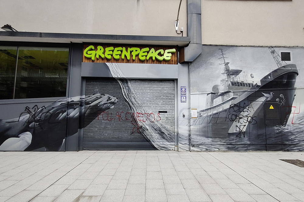 La sede de Greenpeace España aparece vandalizada con insultos y