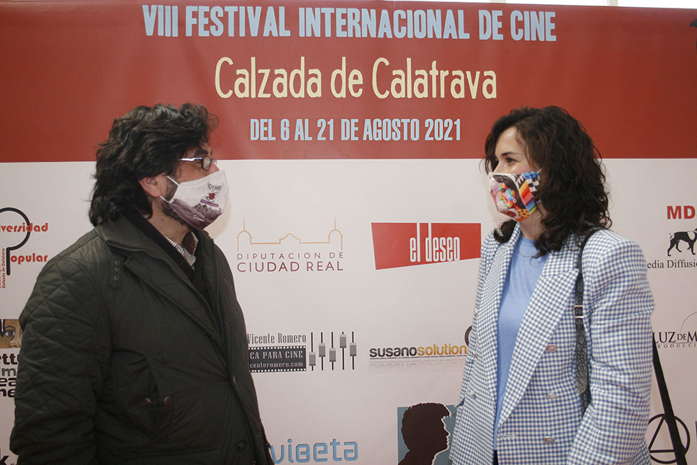 La alcaldesa de Calzada de Calatrava, Gema García Ríos, junto al concejal de Cultura José Antonio Valencia