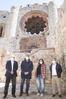Un momento durante la visita de la Viceconsejera al Sacro Convento Castillo de Calatrava La Nueva en Aldea del Rey